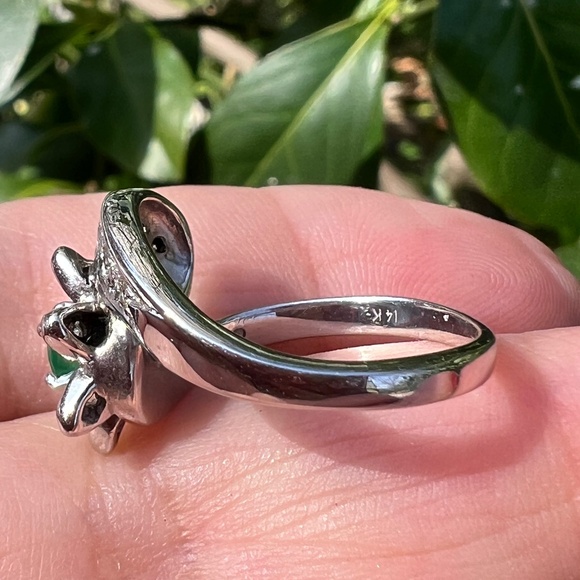VINTAGE 14K WHITE GOOD EMERALD & DIAMOND FLOWER COCKTAIL RING FABULOUS FEMININE - Picture 3 of 16